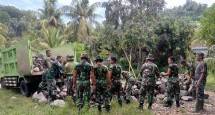 Puluhan TNI Membawa Batu Serbu Kampung Warga