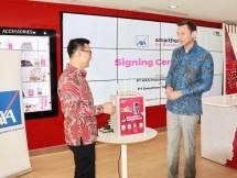 Presiden Direktur AXA Insurance Laurent Bourson (kanan) berbincang dengan Chief Enterprise Business Officer Smartfren Business Tony Wijaya seusai acara penandatanganan kerjasama antara Smartfren dengan AXA Insurance di Jakarta, Selasa (20/2/2024)