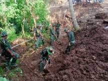 Kurang Lebih 100 Personel Terlatih Menyerbu Perkampungan Warga