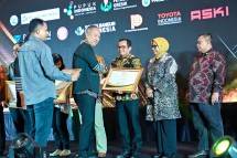 Menteri Perindustrian, Agus Gumiwang Kartasasmita (kiri) menyerahkan piagam penghargaan Lighthouse Industri 4.0 kepada Direktur Utama SIG, Donny Arsal (kedua dari kiri) bersama Direktur Operasi SIG, Reni Wulandari (ketiga dari kiri), di JS Luwansa Hotel, Kuningan, Jakarta, pada Rabu (21/2/2024).