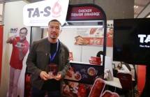 CEO PT Taso Indonesia Raya Lio Adrian memamerkan penghargaan yang diraih dari IFBC. 