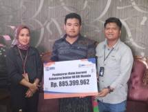  Nasabah menerima santunan dari BRI Insurance