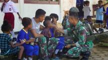 Satgas Yonif 133/YS Peduli Anak-Anak Papua Bagikan Roti dan Bubur Kacang