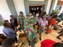 Satgas TMMD Ke-119 Kodim 1715/Yahukimo Sumbang Kebaikan Dengan "Minggu Berkah" Bagi Jemaat Gereja Maranatha Dekai