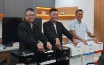Tjandra Lianto, Marketing Director PT Niko Elektronik Indonesia, Handoyo Xue, Managing Direktor Niko Elektronik Indonesia, dan Andy Gusena, Brand Director Niko Elektronik Indonesia