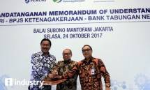 Dirut Bank BTN Maryono (kanan), Dirut Perum Peruri Prasetio (kiri) dan Dirut BPJS Ketenagakerjaan Agus Susanto (tengah), bebrincang usai melakukan penangatanganan kerjasama di Jakarta, (24/10) (Foto Rizki Meirino)