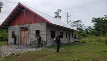 Satgas TMMD Ke-119 Kodim 1715/Yahukimo Bantu Masyarakat Renovasi Gereja