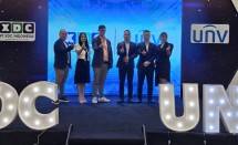 kiri ke kanan: Henrico Hermanto, Team Leader Product Manager XDC Metta Sherly, Product Manager XDC Andy Atmadja, Channel Sales Leader XDC Derek Lee, Director of Southeast Asia and Oceania UNV Beck Liu, Country Manager UNV Juliana Lin, General Manager UNV Indonesi