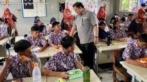 Hadiri Simulasi Program Makan Siang, Menko Airlangga Berharap Gizi Anak-Anak Terpenuhi