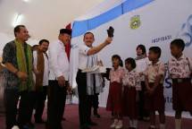 Astra Donasikan 2.000 Sepatu & 500 Tas untuk Anak-Anak di Buton (Foto Anto)