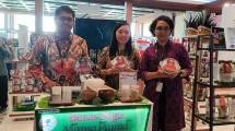 Sekjen Kemenperin Eko S.A. Cahyanto bersama Sekjen Kemendikbudristek Suharti saat mengunjungi salah satu booth di gelaran Business Marching belanja produk dalam negeri (Foto: Ridwan/Industry.co.id)