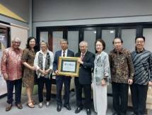 Dokter Spesialis Bedah Saraf, Prof. Satyanegara bersama Darmono Chairman & founder Jababeka