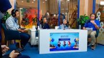 EVP Corporate Communication and Social Responsibility BCA Hera F. Haryn (kedua kiri), EVP Bisnis Commercial & SME BCA Freddy Iman (kanan), Pemilik Wastraloka Eni Anjayani (kedua kanan) 