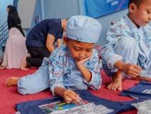 Anak-anak korban Gempa Sumedang mendapatkan trauma healing dalam bentuk belajar menggambar