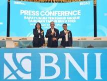 Direktur Utama BNI Royke Tumilaar (tengah), Wakil Direktur Utama BNI Putrama Wahju Setyawan (kanan), dan Direktur Finance BNI Novita Widya Anggraini (kiri) dalam Press Conference Rapat Umum Pemegang Saham (RUPS) Tahunan Tahun Buku 2023