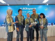 Presiden Direktur Yuli Melati Suryaningrum, bersama jajaran BoD lainnya dalam media update Pemaparan Kinerja BCA Syariah 2023 di Kantor Pusat BCA Syariah