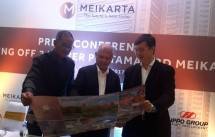 Presiden Direktur PT Lippo Karawaci Tbk (LPKR), Ketut Budi Wijaya (tengah) bersama Direktur LPKR, Danang Kemayan Jati (kiri) dan Jopy Rusly (kanan). (Foti B1))