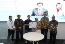 Dari Ka - Ki : Director & Chief of Financial Officer Lintasarta, Hariyadi Ramelan, Kepala Diskominfo Jabar Ika Mardiah, Plh. Asisten Administrasi Umum Sekretariat Daerah Pemerintah Provinsi Jawa Barat, Hening Widiatmoko. (Foto: Jabar Digital Service)