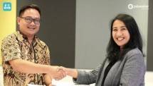 Penandatanganan Kerjasama antara Founder dan CEO Jobseeker Company,Chandra Ming dengan Assistant Vice President of People FIT HUB, Nadiva Addina di Pacific Century Place, Jakarta.