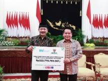 Direktur Utama PT Bank Syariah Indonesia Tbk Hery Gunardi (kanan) menyerahkan secara simbolis zakat perusahaan BSI kepada Ketua Baznas RI Noor Achmad (Amil Zakat Nasional )