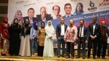 Puput Melati (busana putih) Di antara Pembicara Seminar "Revolusi Digital"
