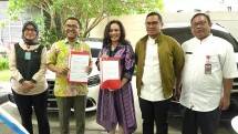 Penandatanganan MoU antara RSPB dan Mercedes-Benz.