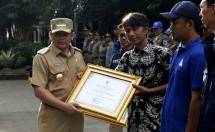 Pj Bupati Purwarkarta serahkan piagam penghargaan kepada Siloam Hospitals Purwakarta.