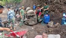 Satgas TMMD Dibantu Warga Bergelut dengan Material Dan Suara Mesin Molen Agar Program TMMD Selesai Tepat Waktu