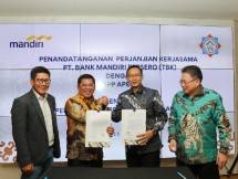 Direktur Jaringan & Retail Banking Bank Mandiri Aquarius Rudianto dan Ketua Umum APERSI Junaidi Abdillah saat MoU