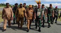 Kasdam XVII/Cenderawasih dan Danrem 172/PWY Diterima Dandim 1715/Yahukimo dan Forkopimda di Bandara Nop Goliat Dekai untuk Penutupan TMMD ke-119 