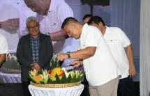Direktur Utama Telkom Ririek Adriansyah (kanan) berinteraksi dengan pelanggan GraPARI TelkomGroup Medan dalam rangkaian acara Safari Ramadan sebagai bagian dari program TelkomGroup Siaga RAFI (Ramadan Idul Fitri) 2024 di Medan, beberapa waktu lalu.