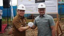 Direktur Utama Kideco M. Kurnia Ariawan (kanan) bersama Bupati Paser Fahmi Fadli (kiri) seusai melakukan peletakan batu pertama