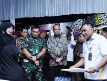 Penyerahan Manfaat SRKK diserahkan langsung oleh Direktur Hubungan kelembagaan Khaidir Abdurrahman didampingi Kepala Kantor Cabang Utama Aris Karyawan dan mitra bayar Bank BJB serta disaksikan oleh Kepala Staf TNI Angkatan Laut (Kasal) Laksamana TNI Dr. Muhammad Ali, S.E., M.M., M.Tr.Opsla dan Komandan Korps Marinir (Dankormar) Mayjen TNI (Mar) Endi Supardi, S.E., M.M., M.Tr. Opsla