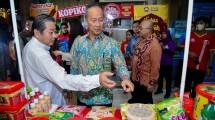 Menperin Agus Gumiwang Kartasasmita bersama Ketua GAPMMI Adhi S. Lukman 