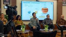 Direktur Utama PT SMI, Edwin Syahruzad (tengah) 