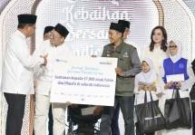 Bank Mandiri saat menyerahkan santunan ke Yatim dan Dhuafa