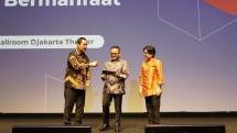 Direktur Enterprise & Business Service Telkom Indonesia FM Venusiana R. bersama Kepala LKPP Hendar Prihadi