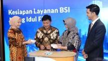 Wakil Direktur Utama BSI Bob T Ananta (dua dari kiri) dan Direktur Compliance & Human Capital BSI Tribuana Tunggadewi (tiga dari kiri) menyapa nasabah di Kantor Pusat BSI 
