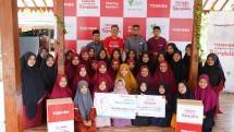 Toshiba memberikan paket bingkisan ke Yatim dan Dhuafa