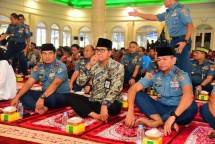 Prajurit Marinir Buka Puasa Bersama Ojek Online dan Mastarakat Pesisir 