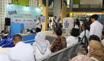 Plt. Kepala Perpusnas E. Aminudin Azis saat membuka secara resmi kegiatan Mudik Asyik Baca Buku di Stasiun Gambir.