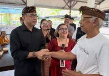 Walikota Jaya Negara Berikan Program Jaminan Sosial dan Alat Bantu Dengar pada Nelayan Denpasar
