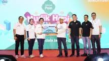 Direktur Enterprise & Business Service Telkom FM Venusiana R (ketiga dari kiri) menyerahkan simbolis bantuan Paket Mudik Asyik BUMN dari TelkomGroup, didampingi Direktur Marketing Telkomsel Derrick Heng ketiga dari kanan, beserta Senior Leaders TelkomGroup pada kegiatan Mudik Asyik Bersama BUMN 2024 di kawasan pemberangkatan bus Museum Satria Mandala Jakarta