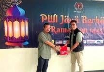 Berbagi Ramadan PWI Jaya, Paket Sembako dan Santunan untuk Dhuafa dan Warakawuri 