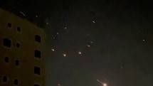 Foto: Iran mulai menyerang Israel usai meluncurkan ratusan drone hingga roket pada Sabtu (13/4/2024). (Tangkapan Layar Video Reuters)