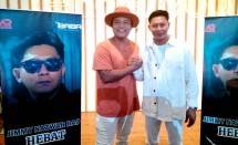 Jimmy Nazwar Roa (kanan) bersama Posan Tobing saat merilis single Hebat.