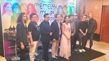Happy Salma bersama tim dari Dirjen Kebudayaan Kemendikbudristek dan tim produksi sebelum pementasan konser musikal bertajuk Memeluk Mimpi-Mimpi: Merdeka Belajar, Merdeka Mencintai.