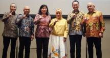 Kedua kiri : Direktur Utama IFG Hexana Tri Sasongko Ketiga kiri: Asisten Deputi Bidang Jasa Asuransi dan Dana Pensiun Kementerian BUMN Hendrika Nora Osloi Sinaga tengah : Komisioner Komisi Informasi Pusat Samrohtunnajah Ismail