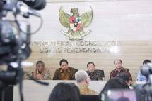 Menteri Perindustrian, Airlangga Hartarto saat konferensi pers EODB