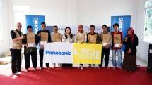 Viya Arsa Wireja Head of Communication Panasonic Gobel Indonesia bersama terdampak Gempa Cianjur